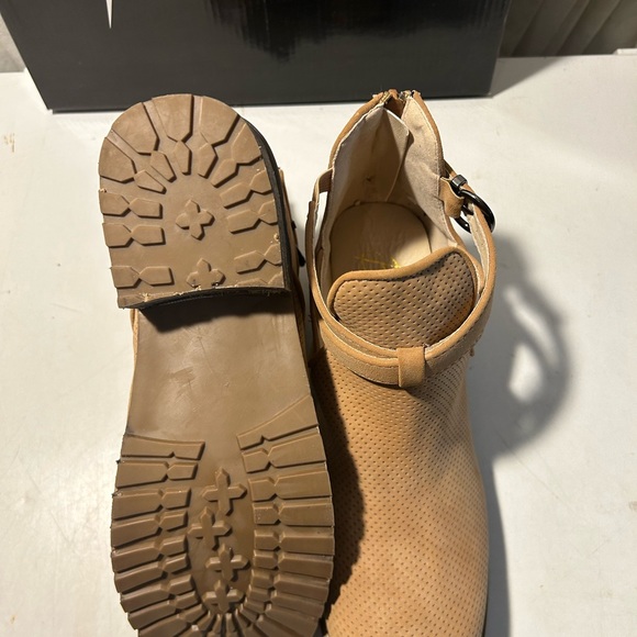 Beacon tan ankle boots with zip up heel & 1” block heel size 9M NWT - Picture 7 of 7